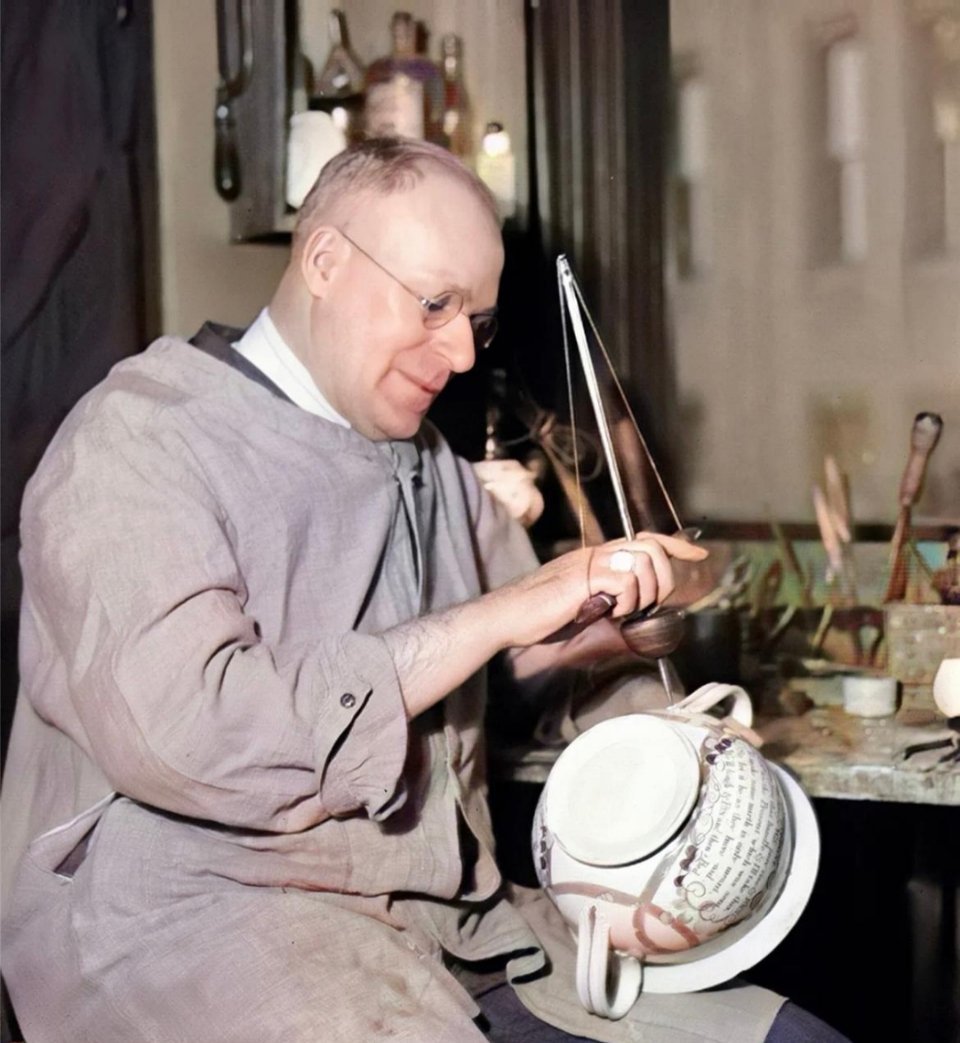 #历史那些事[超话]#1925年，一位名叫内森·希尔的波士顿工匠正在用金刚钻修复