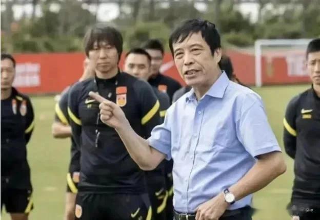 到底搞了多少钱？球迷：一个前国足主帅能搞上亿，这才是“冰山一角”！
中国足坛的“