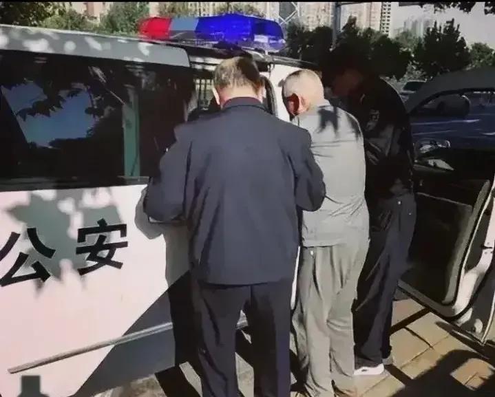 东莞某地，75岁‮老的‬大爷‮娼嫖‬时被扫黄的警‬察逮了‮正个‬着，老‮爷大‬羞
