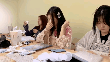 剧本杀沦为“色情”温床，不少年轻人为了追逐刺激，正在迷失自我

你现在看看那个剧