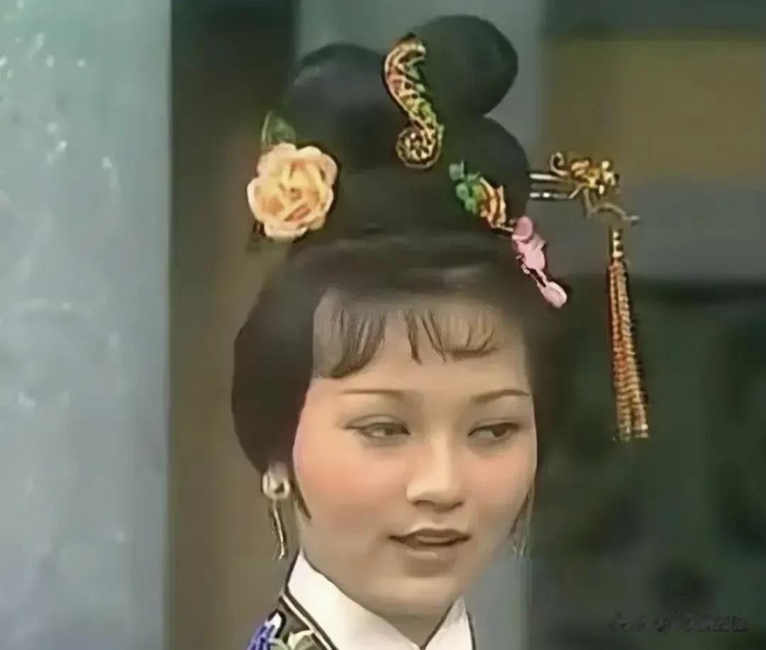 其实很多女星，年轻时并不觉得很好看，反而是到了中年后才显得很漂亮，像赵雅芝，年轻