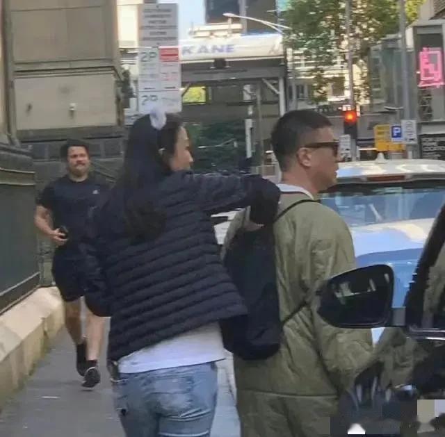 孙红雷‮曝被‬移民‮大澳‬利亚 现身‮艺综‬录‮现制‬场‮手举‬投‮很足‬绅士
