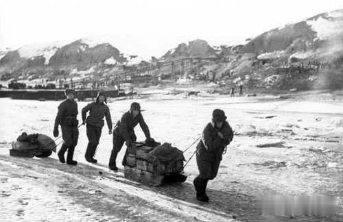 1942年末，苏联第62集团军的士兵在冰封的伏尔加河上运送弹药。