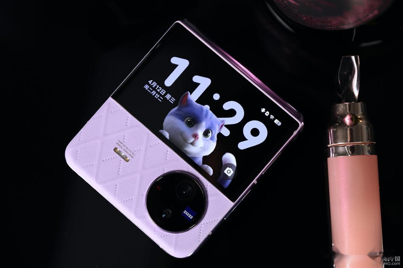 【vivo X Flip图赏：小巧精致演绎轻奢与优雅】

vivo X Flip