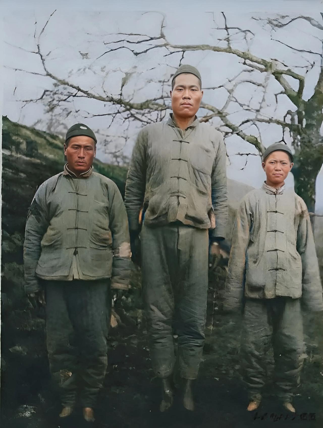 1918年，山东地区，画面中最显眼的是一名身高超过一米九的男子，这名男子身躯强壮