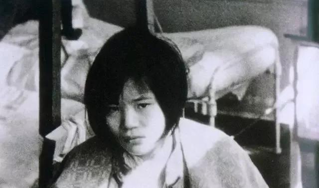 “女孩的父母、姐姐、哥哥和嫂子都遭到了日本士兵的残忍杀害。在第一个月，日本士兵将