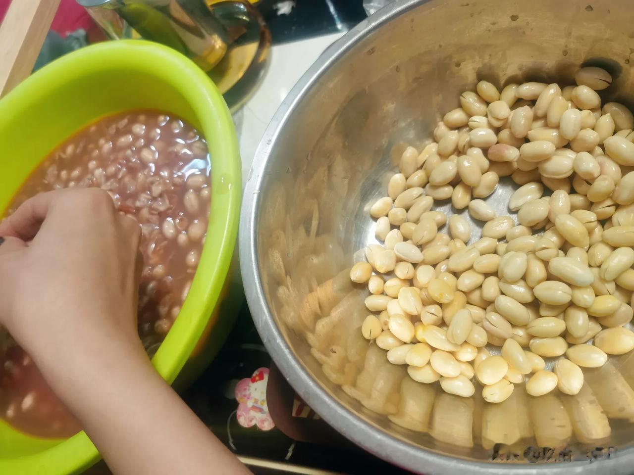 下酒利器，自制麻辣花生。
大花生米2斤（泡水去皮），一两干辣椒（剪开去籽），10