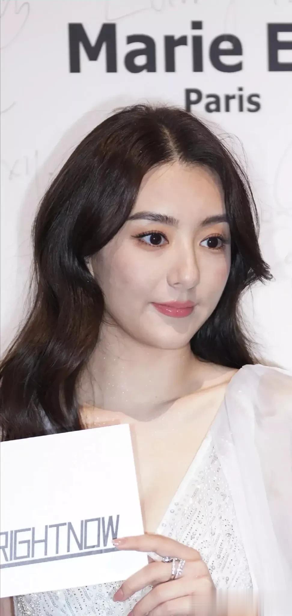 郭富城的妻子方媛是如此美丽！脸上全是胶原蛋白，既有视觉感又有视觉感。

郭富城的