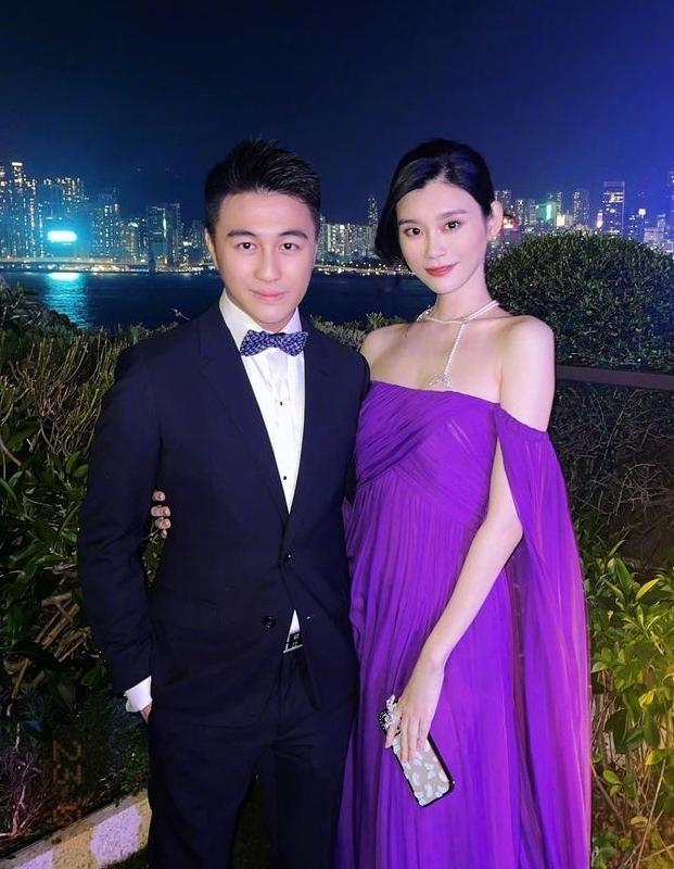 奚梦瑶穿着高腰线的裙子和小姑子何超欣以及林百欣的女儿林恬儿合影，因为裙子完全遮住