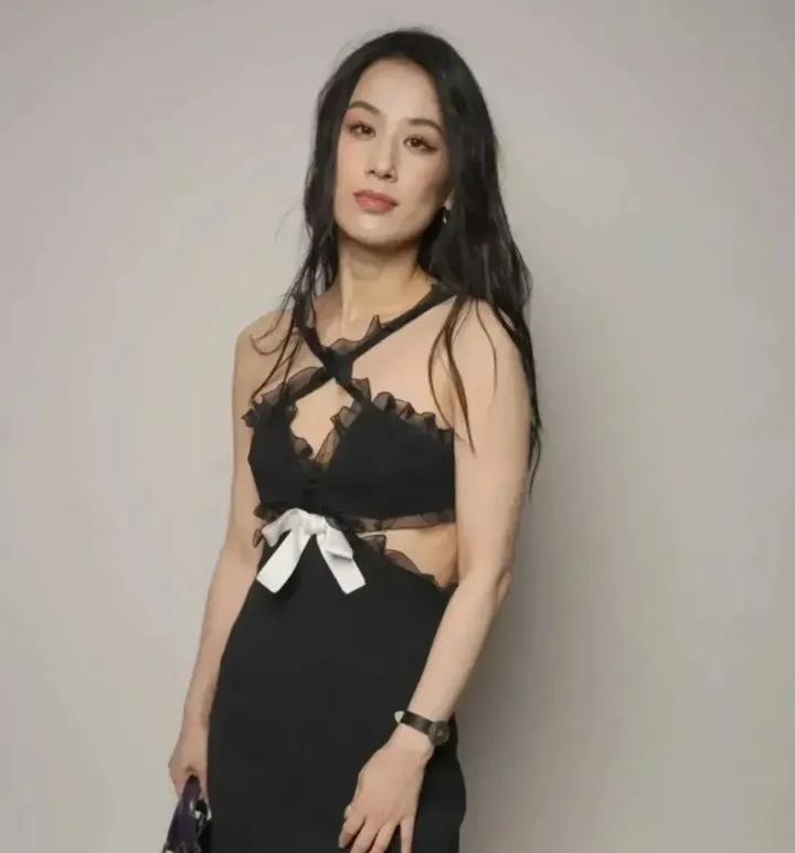 黄圣依的男相越来越严重，脸颊凹陷，她本身骨相就不优越，四十岁以后又瘦，胶原蛋白完