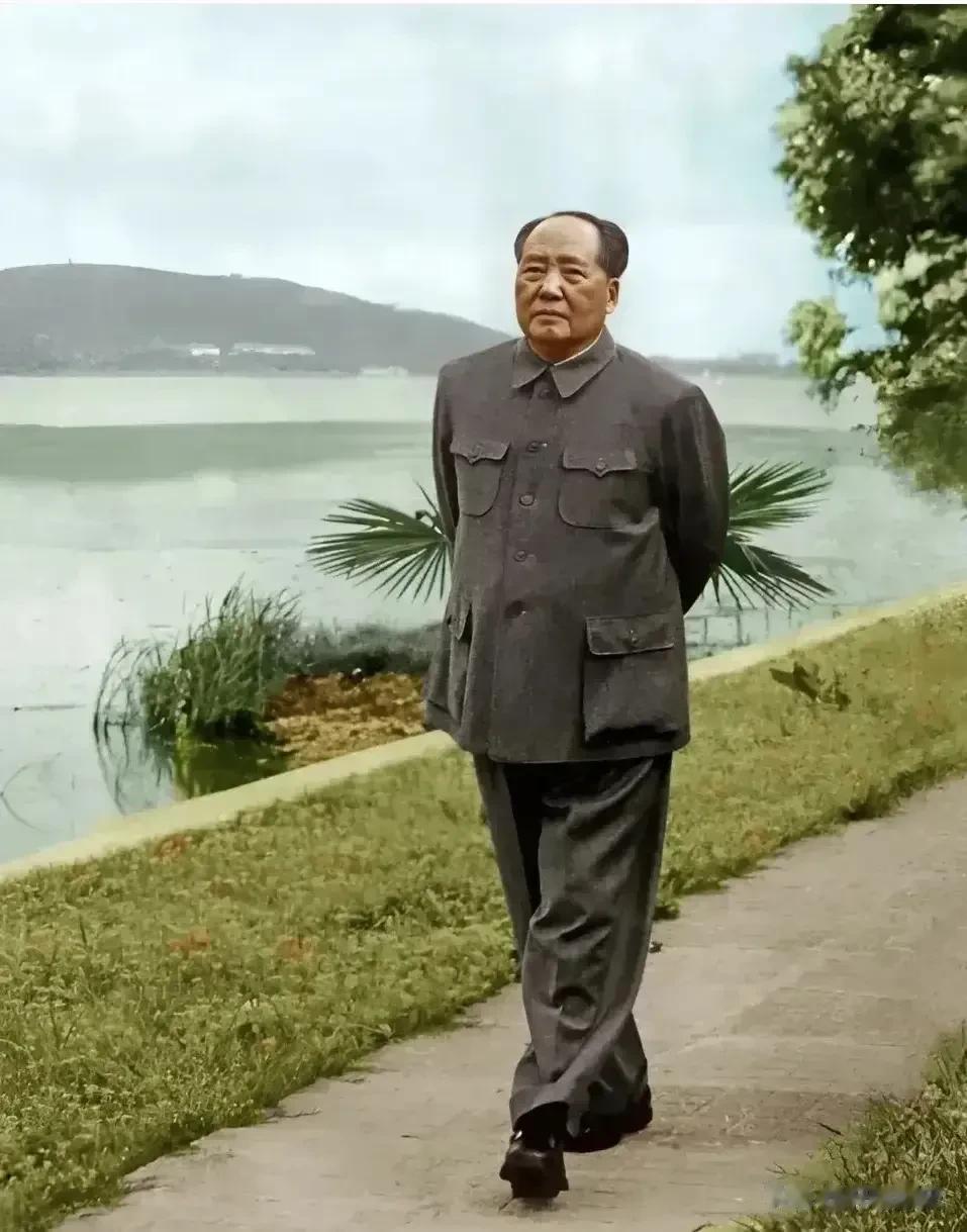 图一，1965年4月，毛主席在武汉东湖宾馆；

图二，1965年5月，毛主席在南