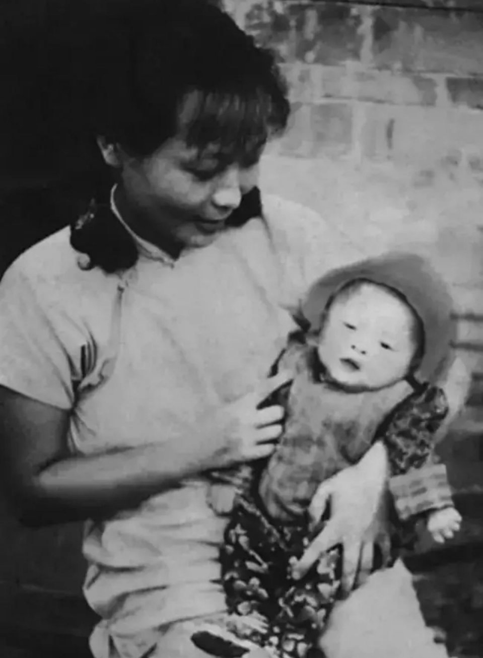 #历史那些事[超话]#1944年，凌奔的大儿子出生在苏北。说到凌奔，我们可能不认