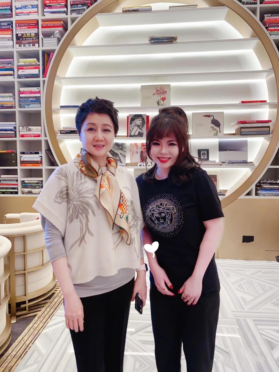 四太梁安琪在咖啡厅被偶遇，打扮太少女了
近日赌王四太梁安琪可以说是经常外出，前几