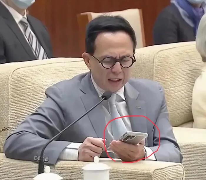 亿万富豪的手机也带手机保护套？
真是应了那句话，越有钱的人，生活中往往是越懂得节