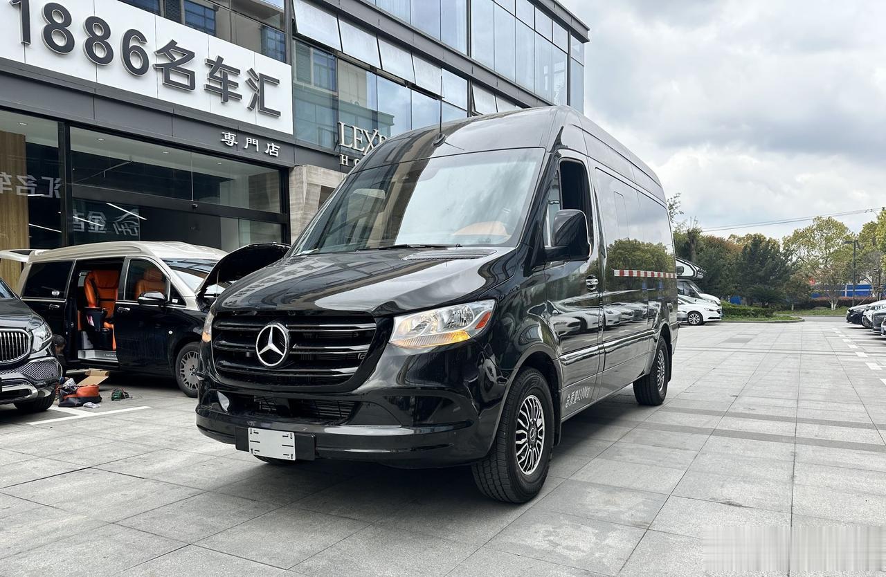 全新进口一款斯宾特3.0T柴油版商务车，科技感十足！车里配备了多功能方向盘、盲点