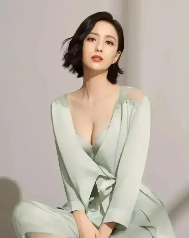 佟丽娅离婚后身材丰腴性感，穿着薄荷绿的真丝睡衣，韵味十足，美得不像话！

身材高