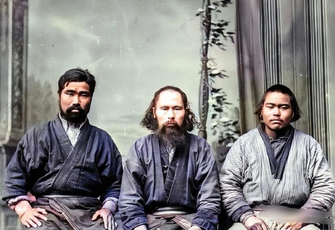 #历史那些事[超话]#这三个长相奇怪的人是120多年前库页岛上的阿伊努人。17、