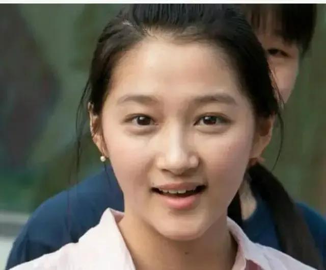 素颜状态下的关晓彤，虽然算不上惊艳，但是还不错，毕竟年轻，底子也好，已经胜过90