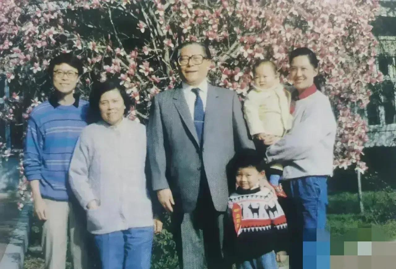 1991年，江泽民夫妇与长子一家四口在北京的合影。

江泽民到北京工作后，儿子江