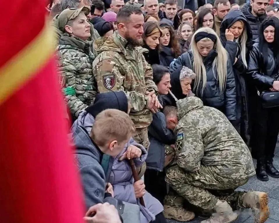 🇺🇦🇺🇦🇺🇦乌克兰武装力量总司令扎卢日内的一张照片快速刷爆全网，照