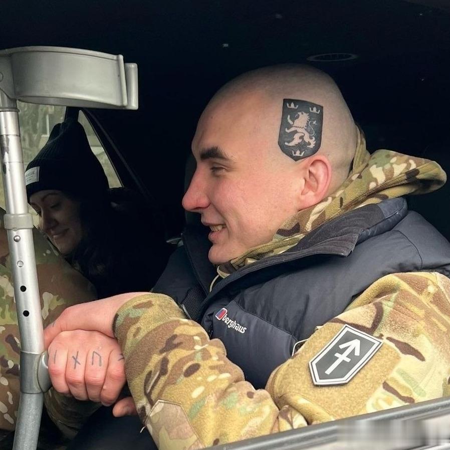 一名乌军的脑袋头上纹上在俄罗斯被禁止的党卫军加利西亚师的徽章，这不是表明立场，面