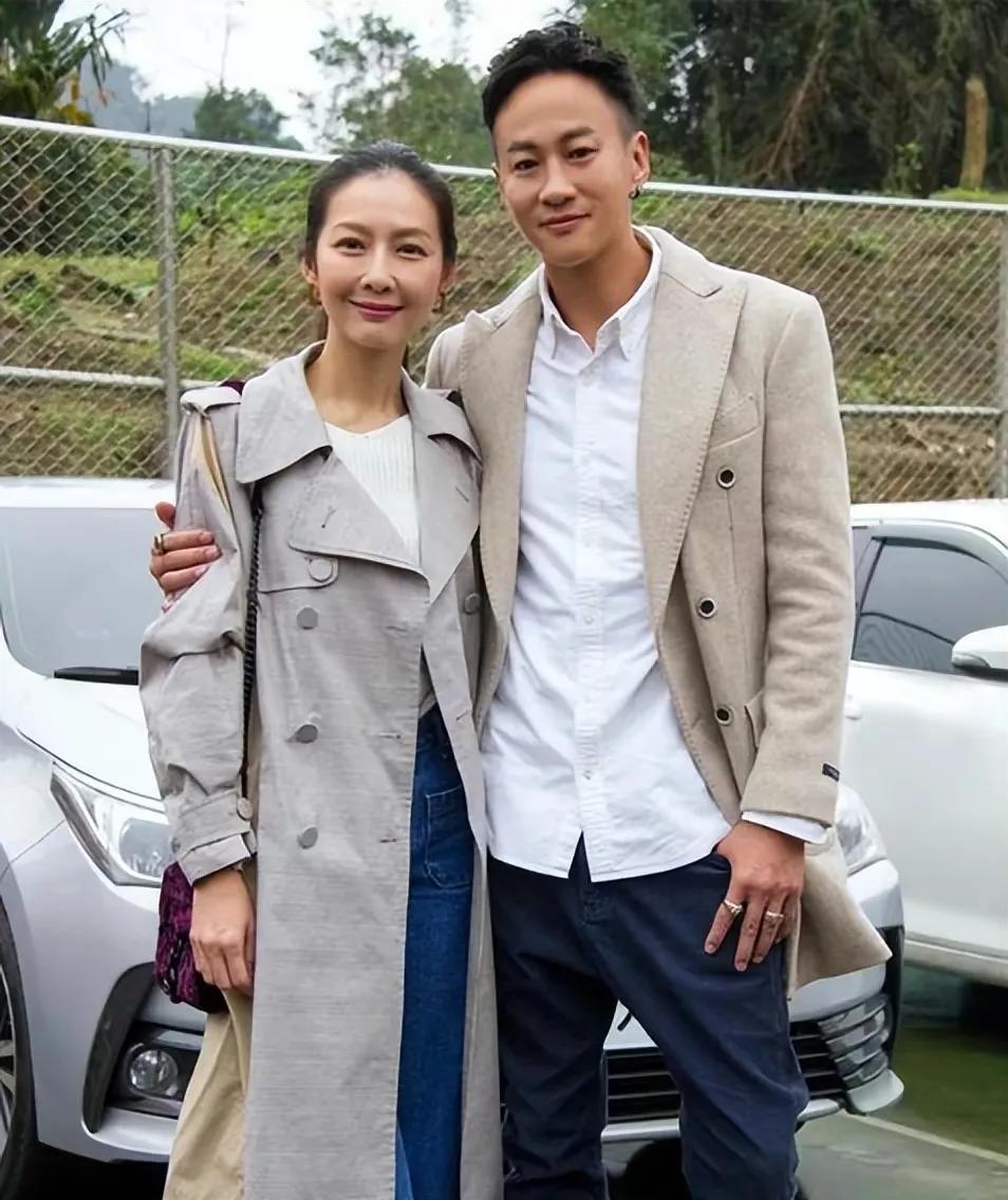 《风云》20年后演员现状，第三猪皇已逝，何润东娶柜台女职员

秦霜的老婆躺在步惊