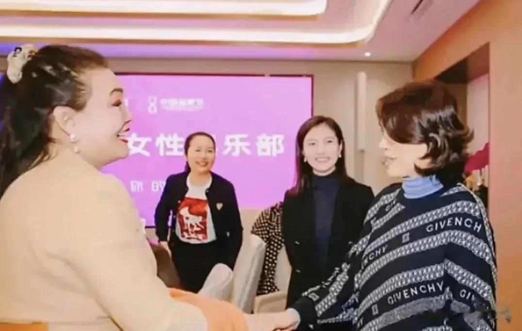 张兰真是把营销做到了极致，事先大肆宣传，说什么要去珠海见董小姐，要跟她搞格力专场