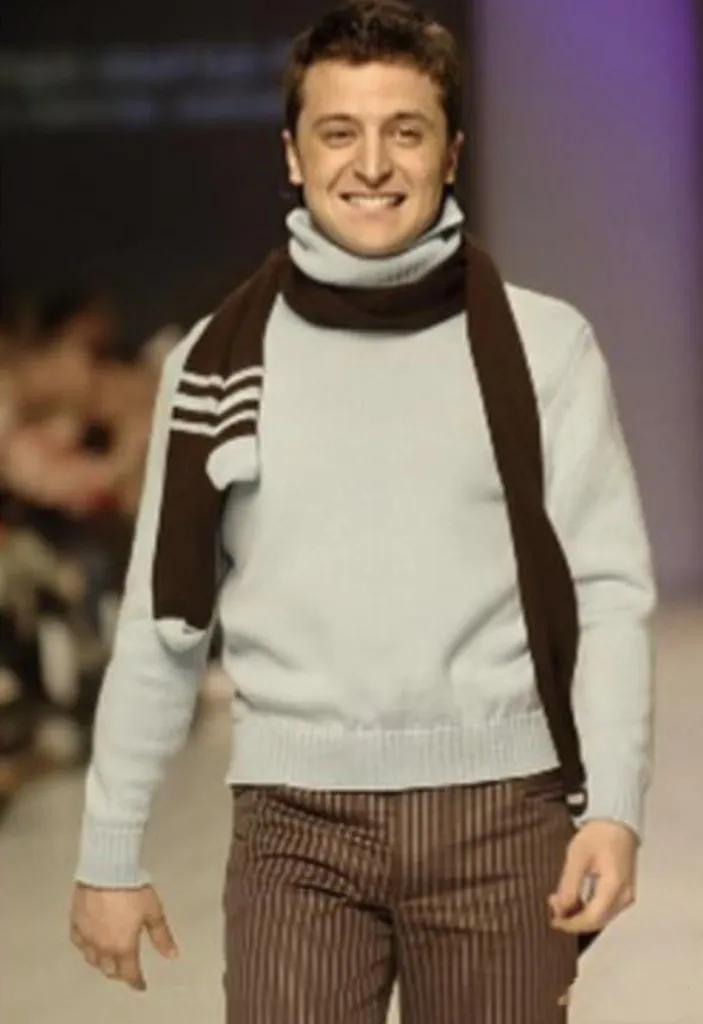 年轻时的泽连斯基笑容灿烂，阳光帅气，如今他老态尽显，愁得眉头拧成了疙瘩。
年轻时