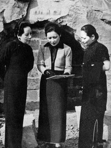 1971年，宋子文因为吃鸡时，骨头进入气管窒息而死，享年77岁。葬礼上，宋氏三姐