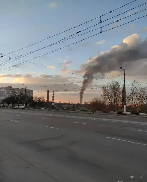 轰！刚刚俄罗斯空天军轰炸机发射了导弹，成功的袭击日托米尔附近的储油设施。

我怀