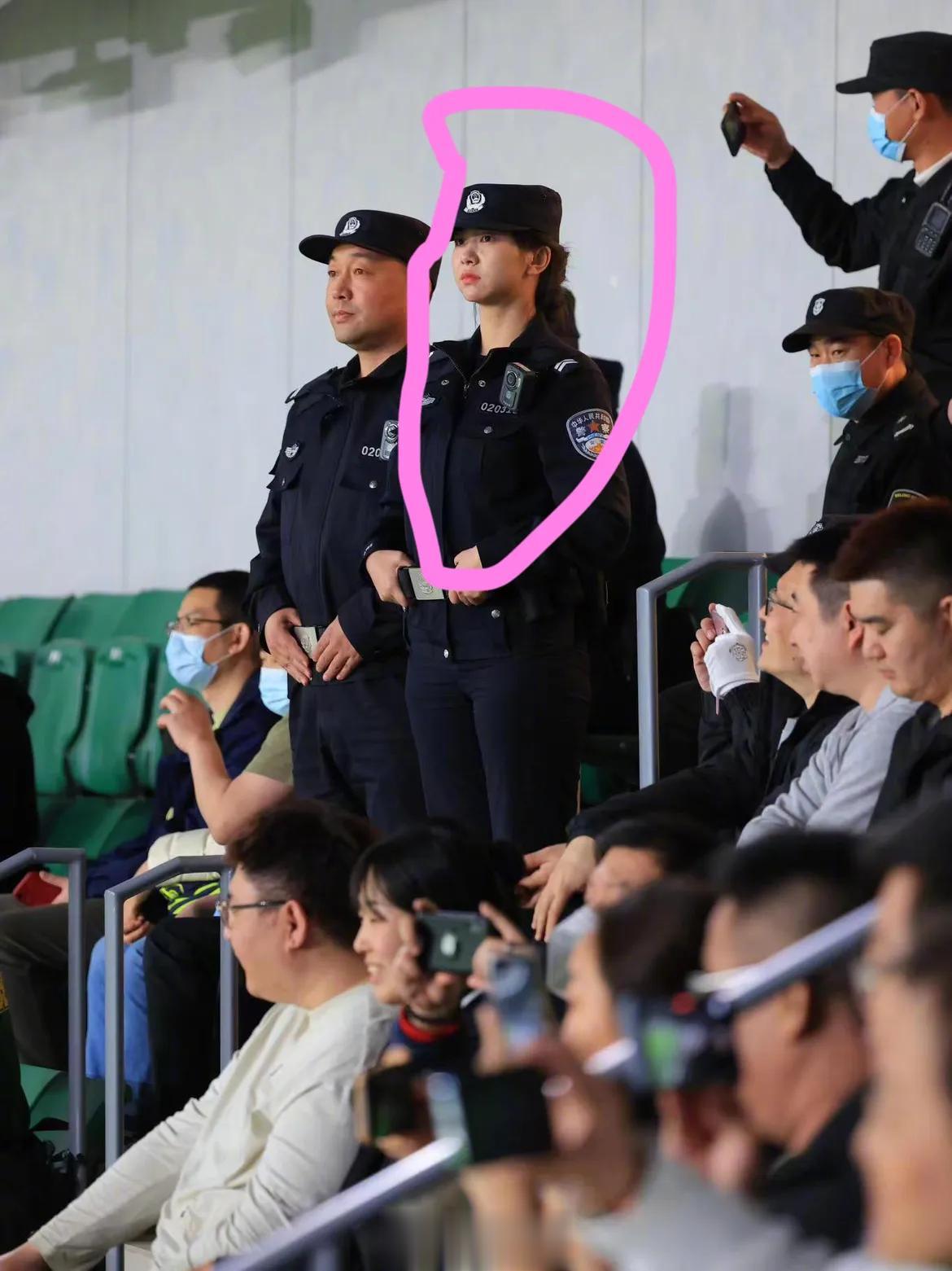 赏心悦目[送心]中超开幕超4万人见证，警花小姐姐意外走红，球迷：我沦陷了[给你小