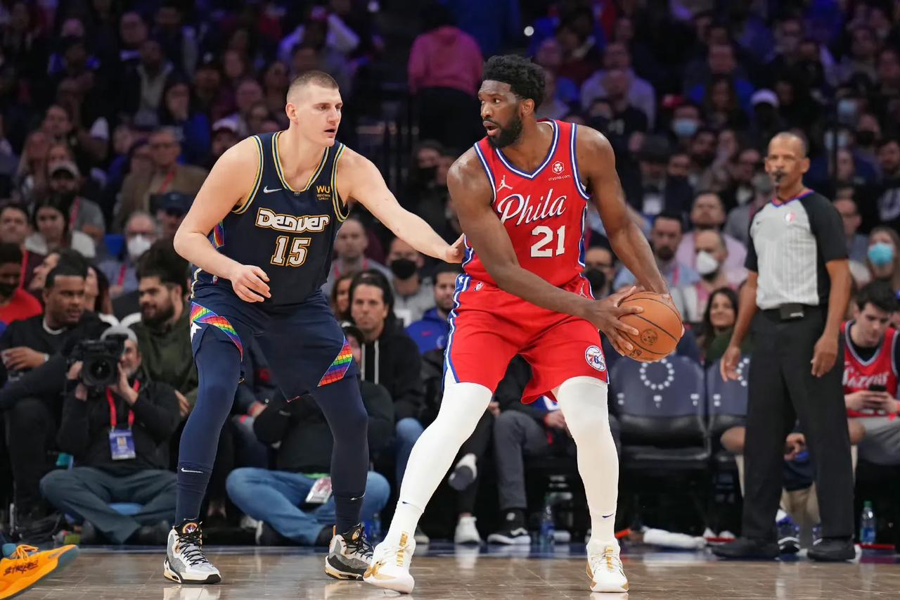 谁是现役联盟第一中锋？恩比德与约基奇本赛季主要数据对比

           