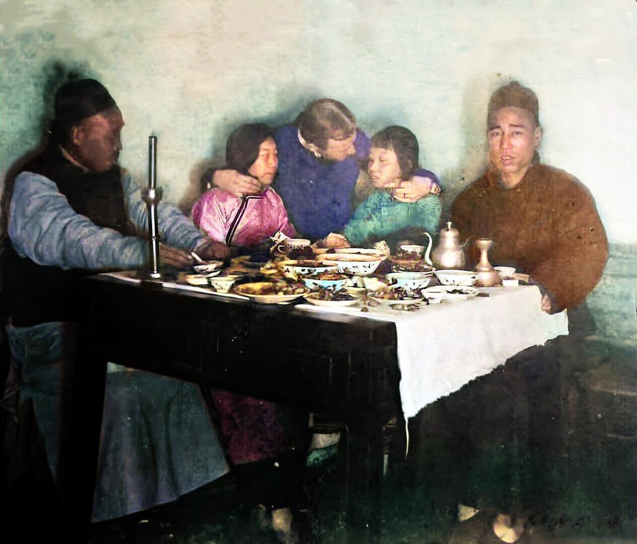 1900年，在北京的一个饭馆内，一场商人间的酒宴已接近尾声，满桌杯盘狼藉。
一个