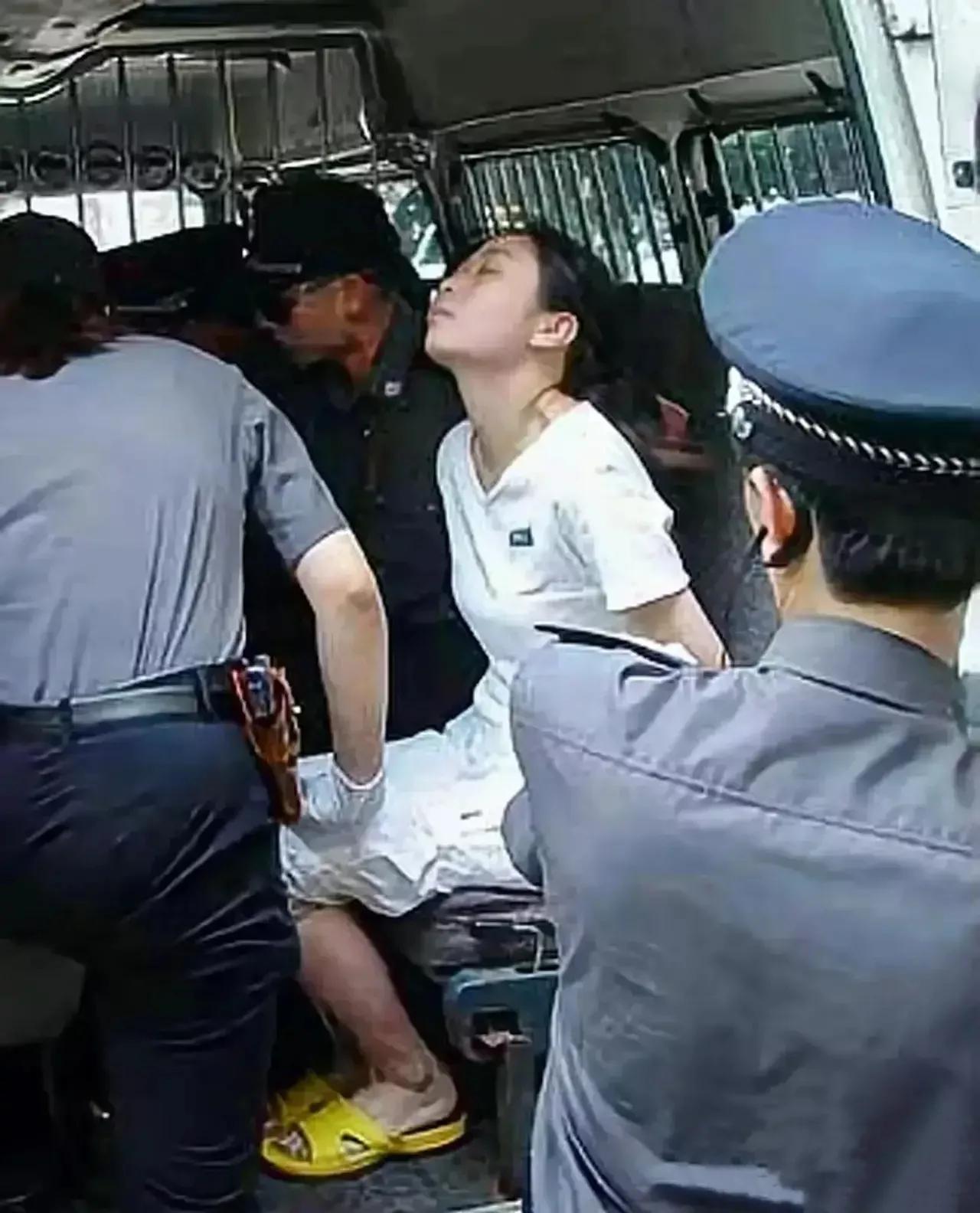2004年，福州，31岁年轻漂亮的方晓红，将被执行注射死刑。镜头中的她欲哭无泪的