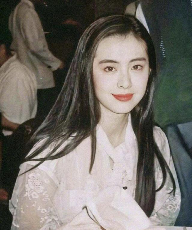 在90年代港风盛行的时候，港风美女才是令人心动不已的存在，是她们让港风如此有魅力