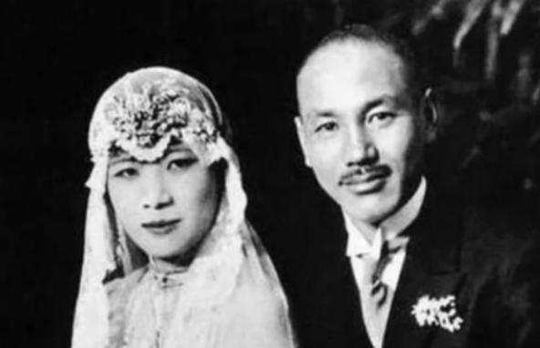 1936年，西安事变爆发，蒋介石被张、杨扣留。
一时间，局势紧张。国民党内部也是