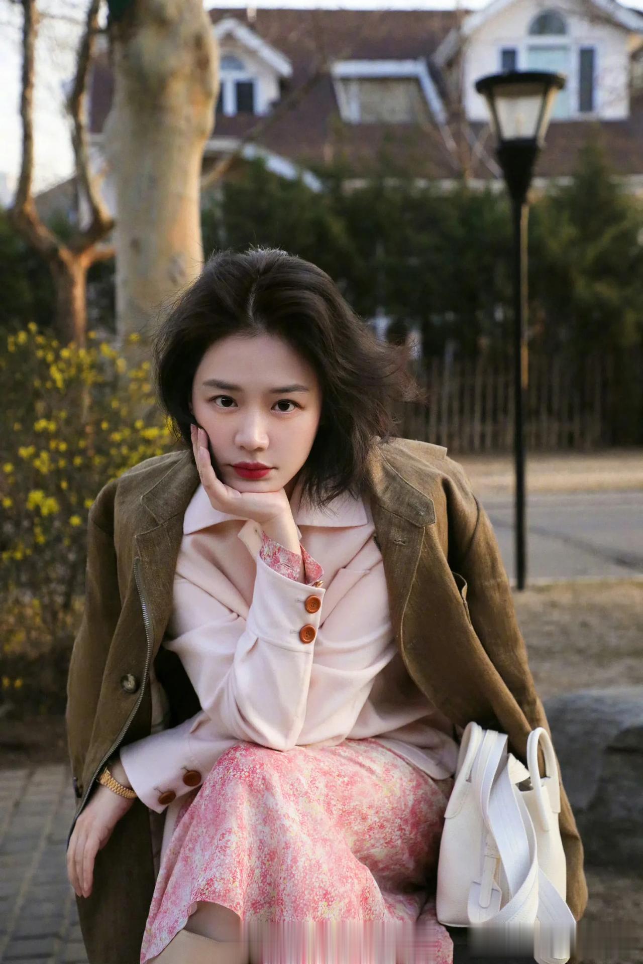 马思纯美回书模时期了，又美又纯，虽不比以前青春活力，但是现在也是氛围感十足，自从