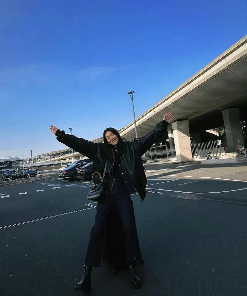 大表姐刘雯和井柏然将在巴黎相遇

昨日，井柏然和李荣浩现身机场，一起前往巴黎时装