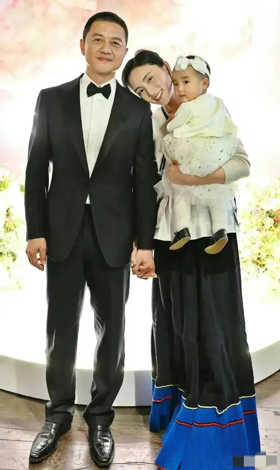 李亚鹏爱着王菲，也爱两人的女儿，可王菲却不爱他。
谢霆锋爱着王菲，也不在意她有孩