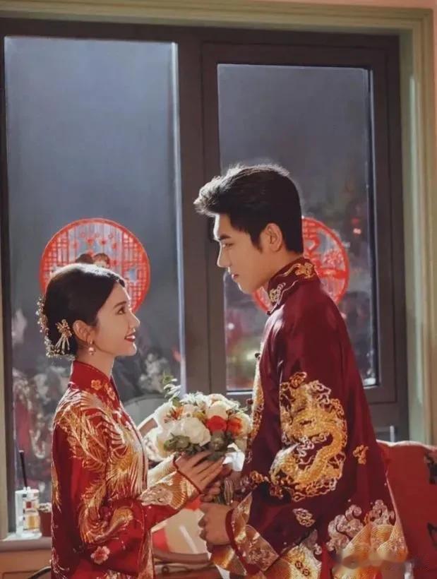 毛晓彤结婚了？！婚纱照爆出！
近日有网友爆料一组毛晓彤结婚照，现场毛晓彤和新郎都
