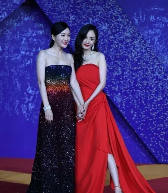 秦岚仪态端庄优雅，我蛮喜欢她的[比心][比心][比心]
