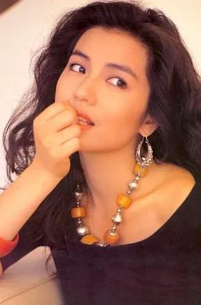 小时候get不到她的颜，现在大了，感觉她好美，其实能看出老了，但是老的很自然，也