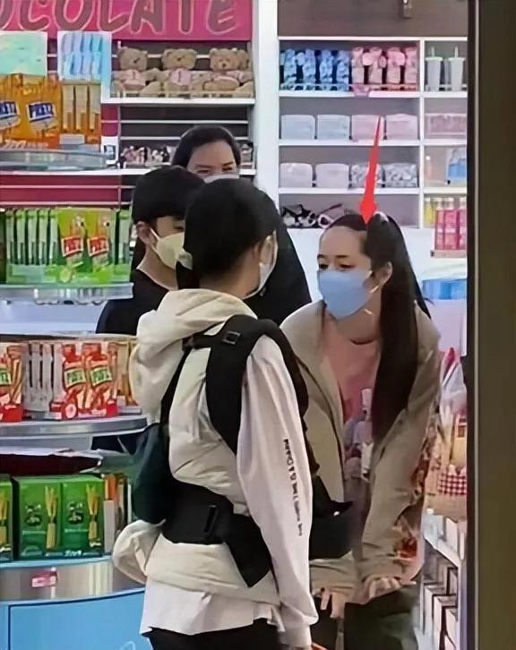 结婚生娃后的郭碧婷，已经毫无女神范了！
身穿便服，看着十分的臃肿和随意！曾经的“