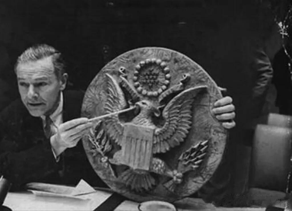 1945年，由4名苏联少先队员向美国大使赠送了一枚雕刻精美的木制美国国徽，美国大