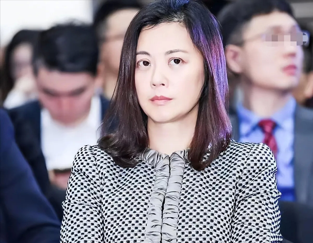 “我放弃中国籍，加入英国。”2004年，央视美女主持姜丰，嫁给英国富商，并且坚决