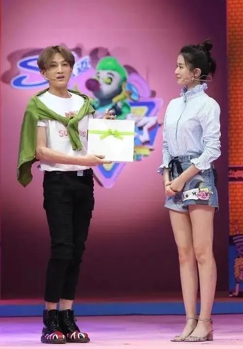 乔欣参加娱乐节目时的场景，这挺拔的站姿和稳坐如钟的优雅坐姿，让人一眼沦陷。
乔欣