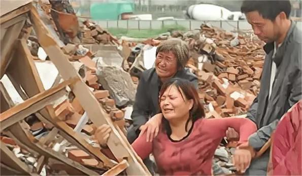 2009年，拆迁队疯狂骚扰不肯搬迁的妇女，这个时候她愤然操起菜刀，砍死1人，砍伤