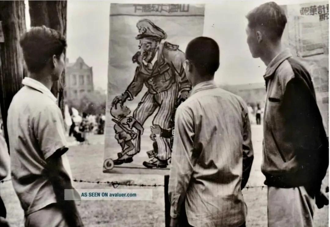 1948年，街头出现的海报讽刺美国去援助日本，当时海报中，日本人正在像狗一样抱着
