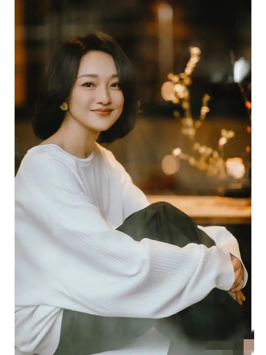 周迅最新新款造型太美了，穿落肩款体恤，把慵懒风造型展现得淋漓尽致，美到令人窒息！