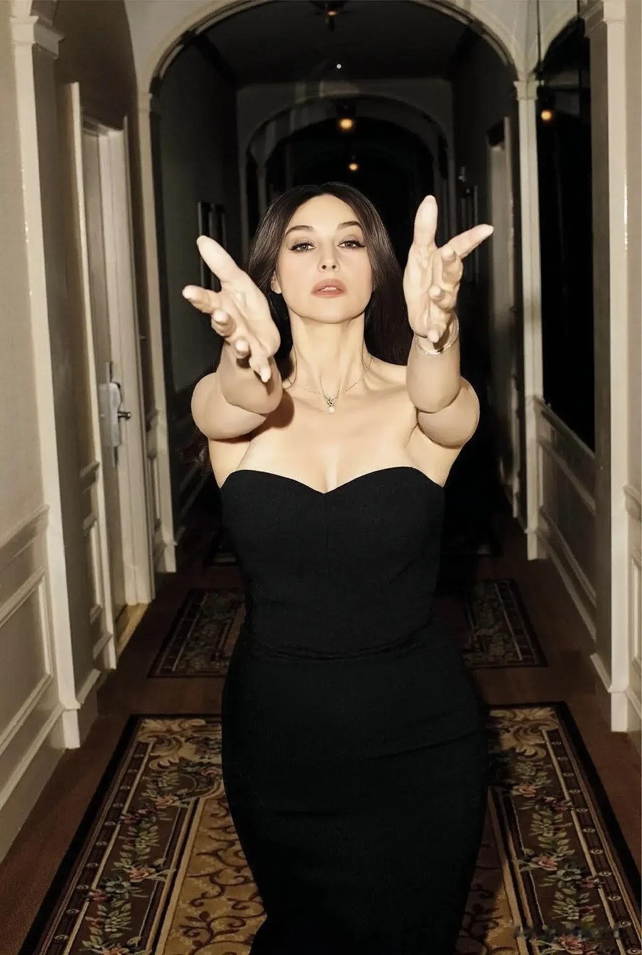 莫妮卡贝鲁奇可以说是我最喜欢的一位外国女星了，无论颜值身材还是气质，都是那么完美